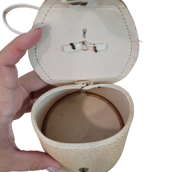 Vintage Heart-Shaped Woven Beige Purse With Handle & Bow Accent - Picture 5 of 11